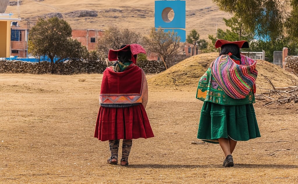 Los caminos de la educación intercultural: Reivindicación de la lengua y la cultura aymara CAMINO A LA ESCUELA - QHANANCHAWI